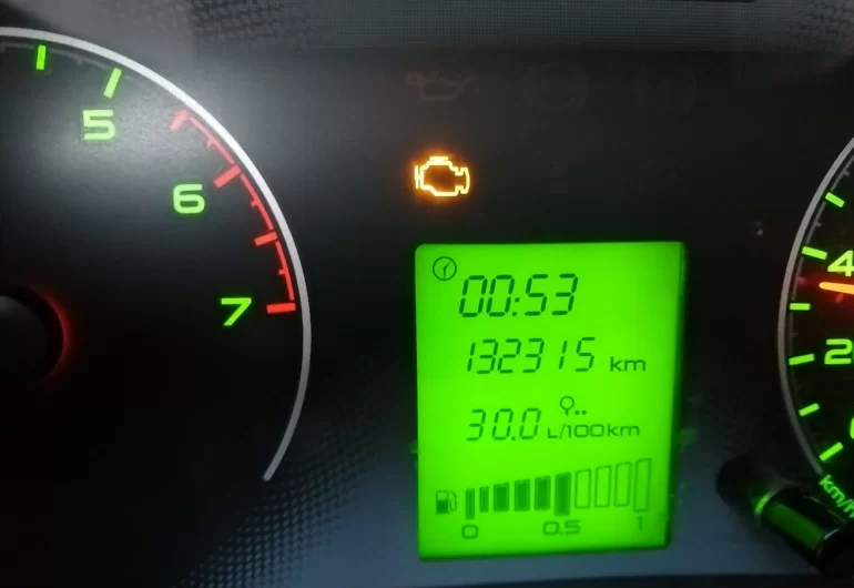 На ходу начинает мигать Check Engine и троит двигатель