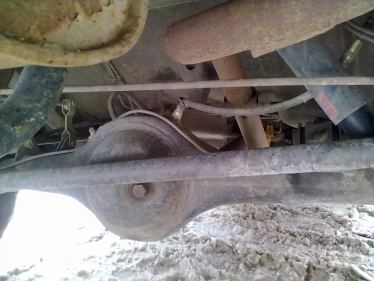 Как крепится шланг сапуна заднего моста?