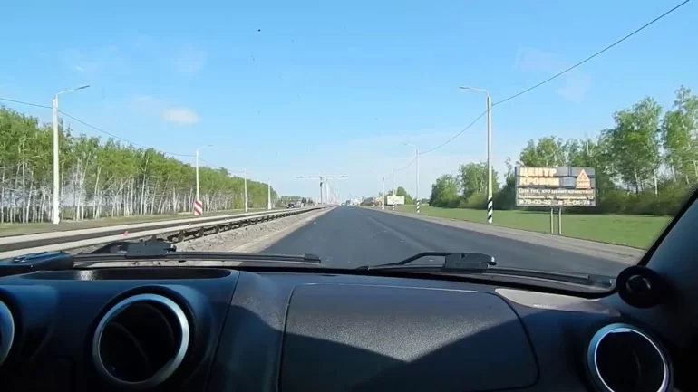 Тянет влево