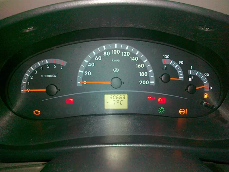 При включении ближнего света фар отключается тахометр и ЭУР