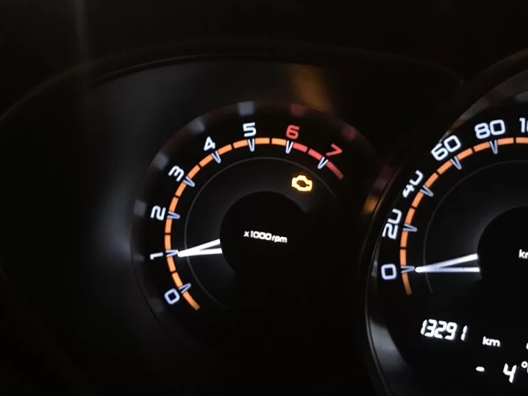 Пахнет маслом в салоне и мигает Check Engine