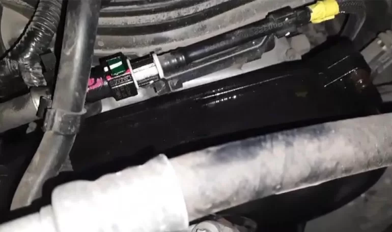 Течь бензина на двигатель из соединения трубок, дилер не помог