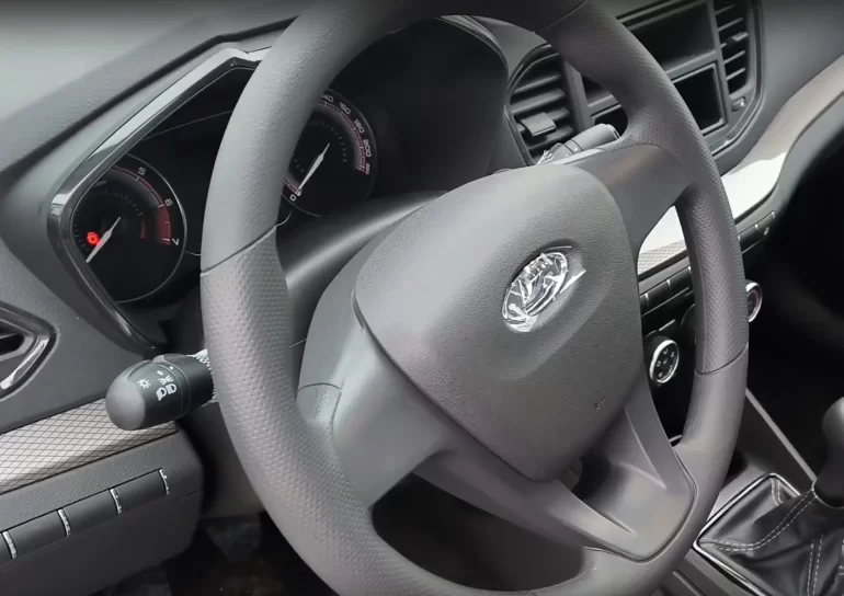 Видео: Lada Vesta без подушек безопасности (базовая комплектация)