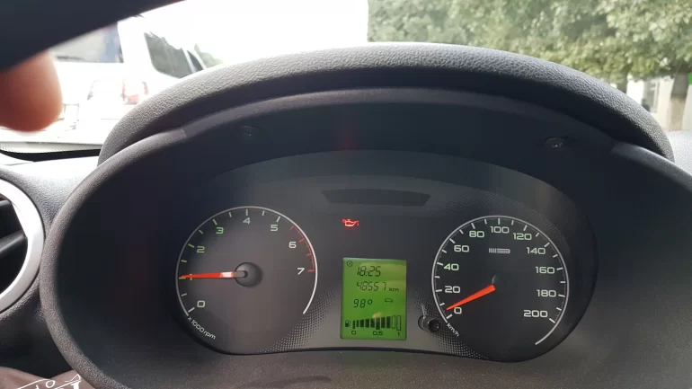 После запуска горит маслёнка 3-4 секунды