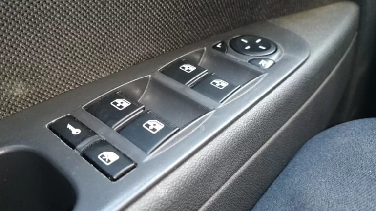 Доводчик стекол при открытии стекол сразу их закрывает