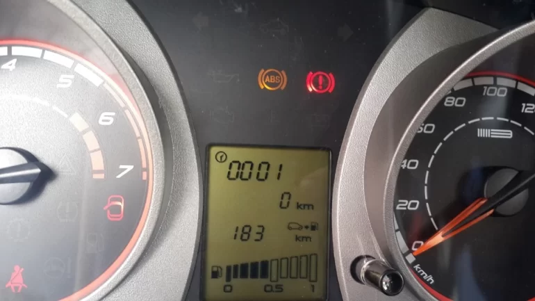 Горит ABS и стояночный тормоз, не работает спидометр