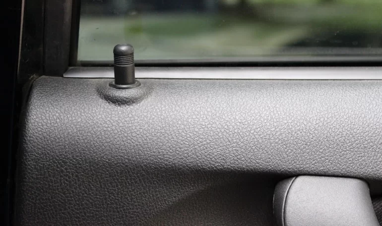 При постановке на сигнализацию отпирает и снова запирает замки