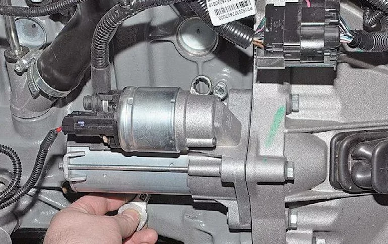 Стартер не крутит с ключа, напрямую замыкаю - работает