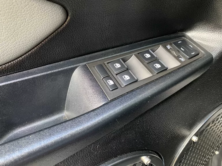 Как снять блок стеклоподъемников? Что то держит кроме фиксаторов