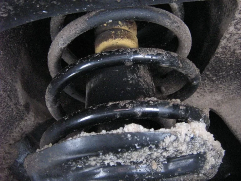 Передняя новая пружина цепляет за кузов