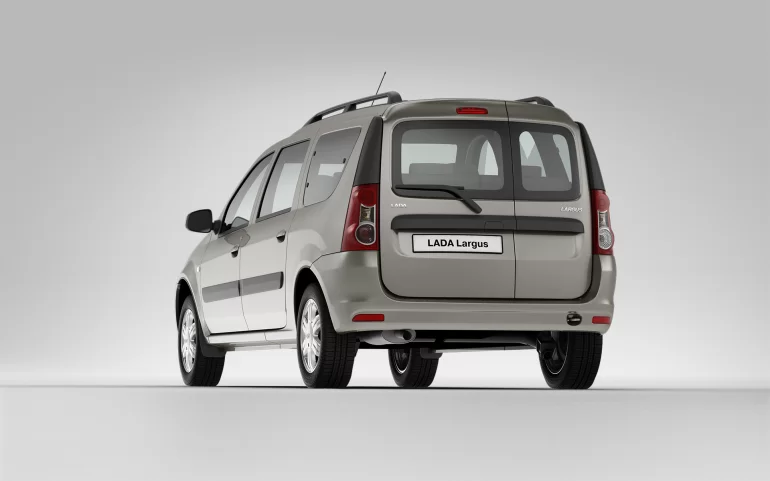 Задние габариты включаются с задержкой и мерцают