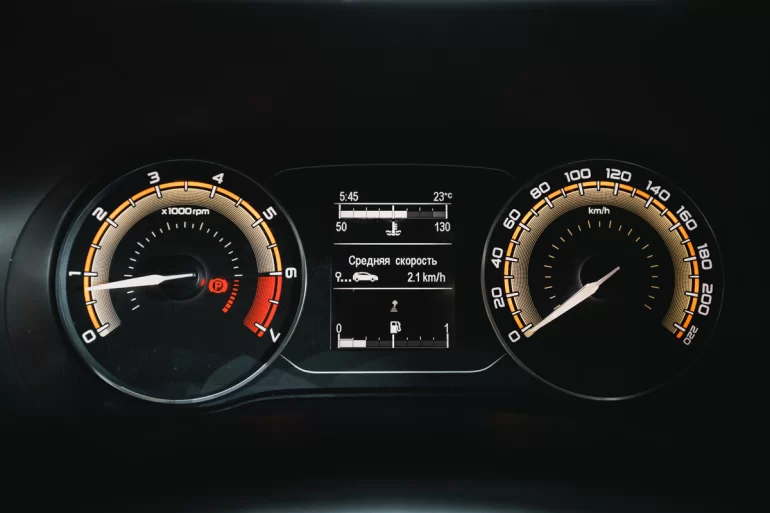 С какой температуры двигателя должен запускаться вентилятор на Vesta NG?