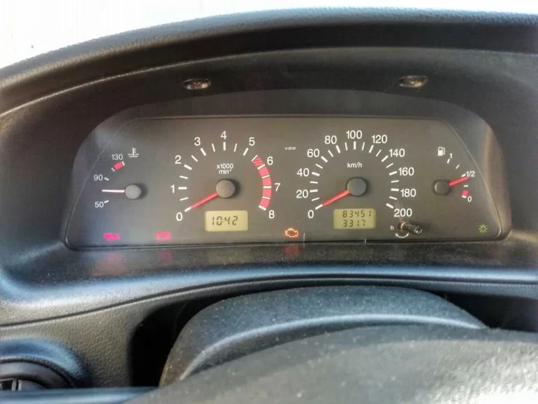 Не заводится на холодную, схватывает на 1 сек и все, пока не снимешь клемму