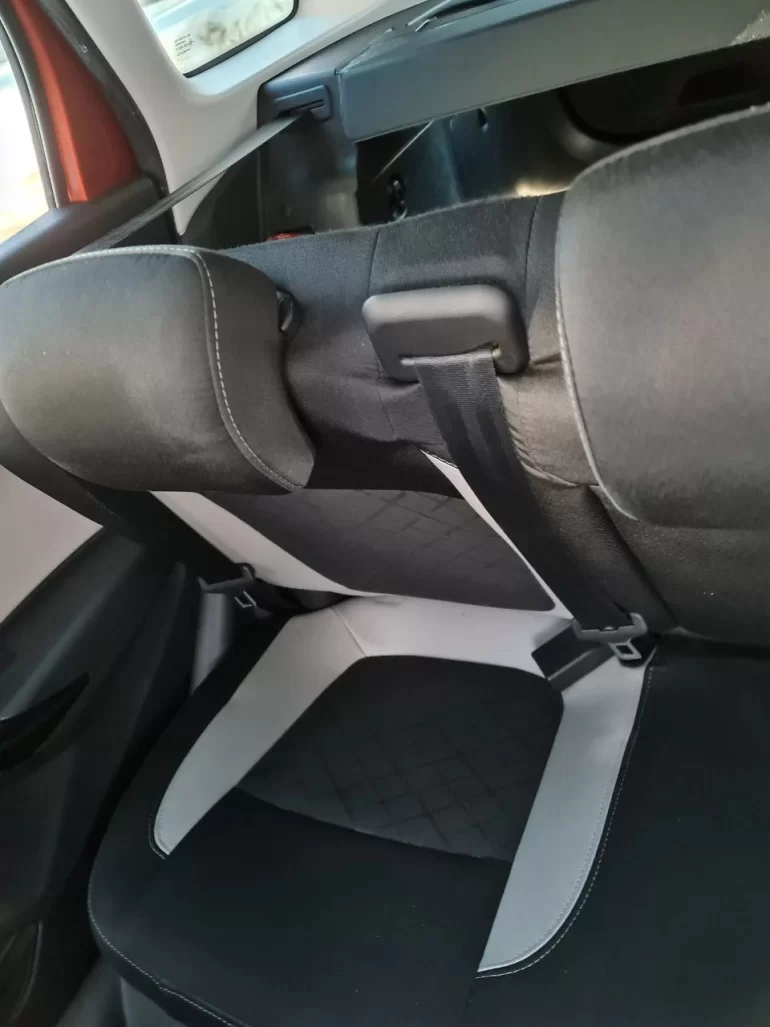 Не раскладываются задние сидения - заклинил ремень безопасности
