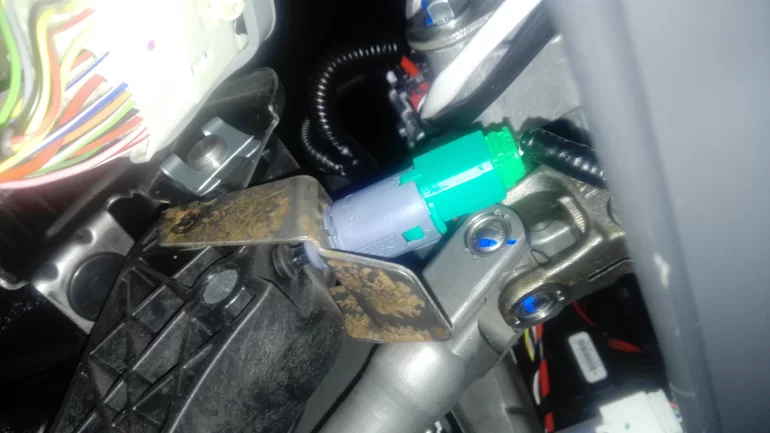 Какую роль играет датчик на педали сцепления?