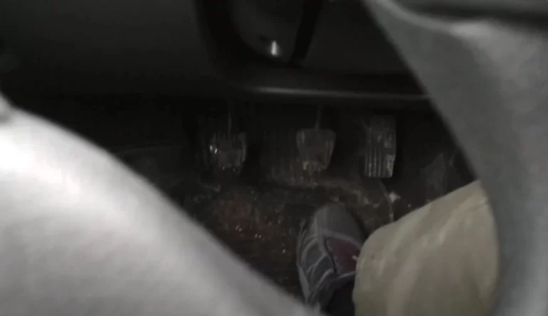 Стук при нажатии сцепления