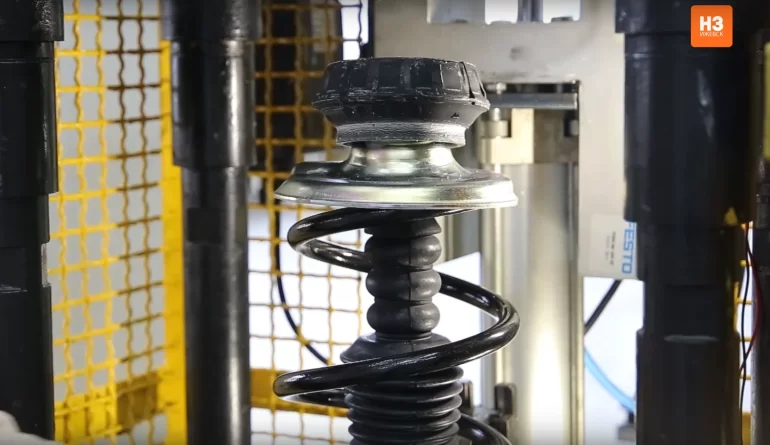 АВТОВАЗ показал, как автоматизировали сборку передних стоек Lada Largus АВТОВАЗ показал, как автоматизировали сборку передних стоек Lada Largus