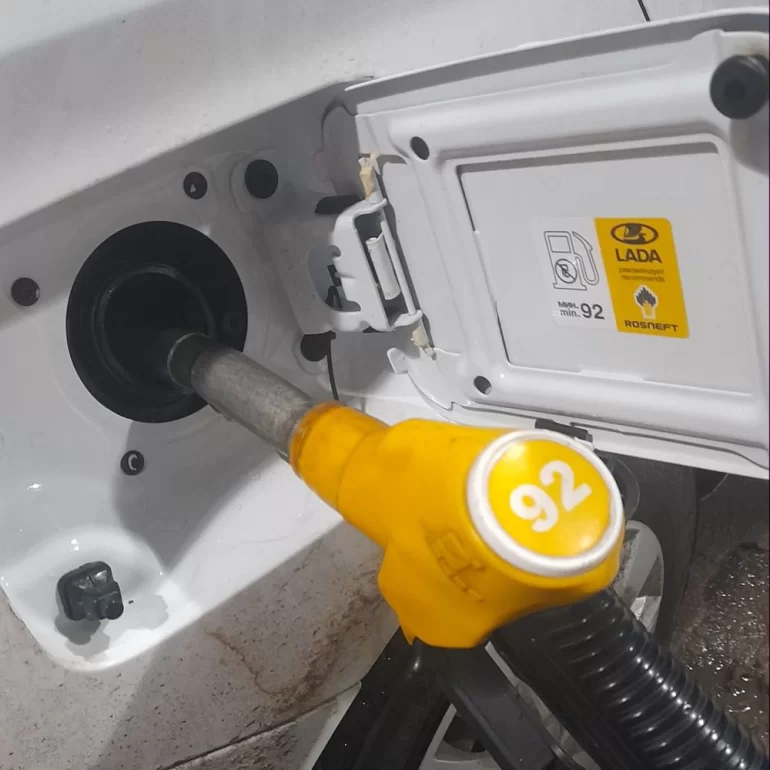 Выдавливается бензин из заливной горловины бака LADA Vesta NG