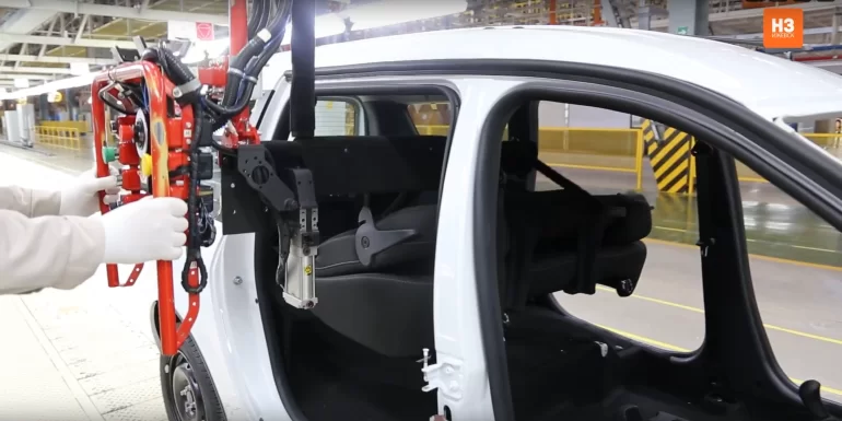 Как на АВТОВАЗе доработали пост установки заднего сиденья в Lada Largus Как на АВТОВАЗе доработали пост установки заднего сиденья в Lada Largus