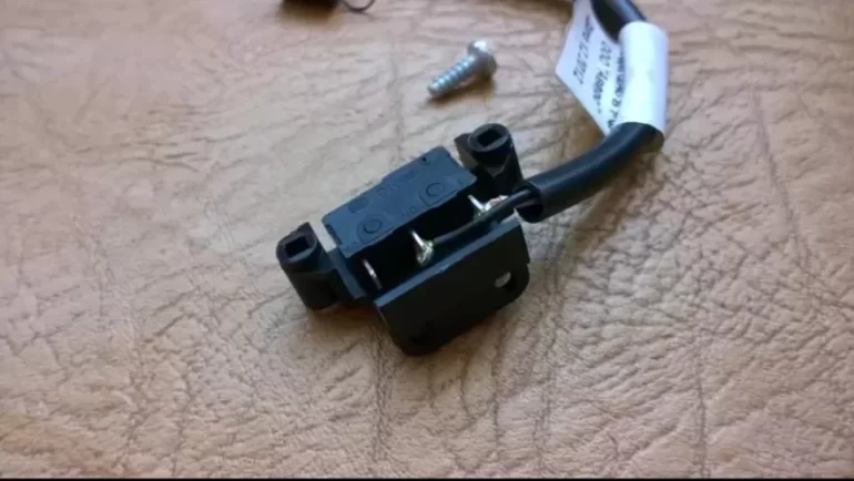 При переключении передачи подскакивают обороты, ошибка P0830