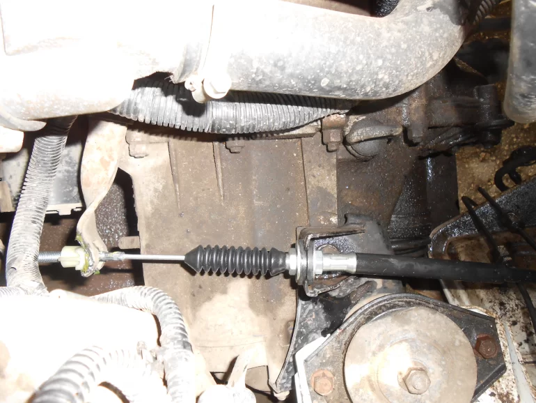 Почему трос сцепления становится жестким?