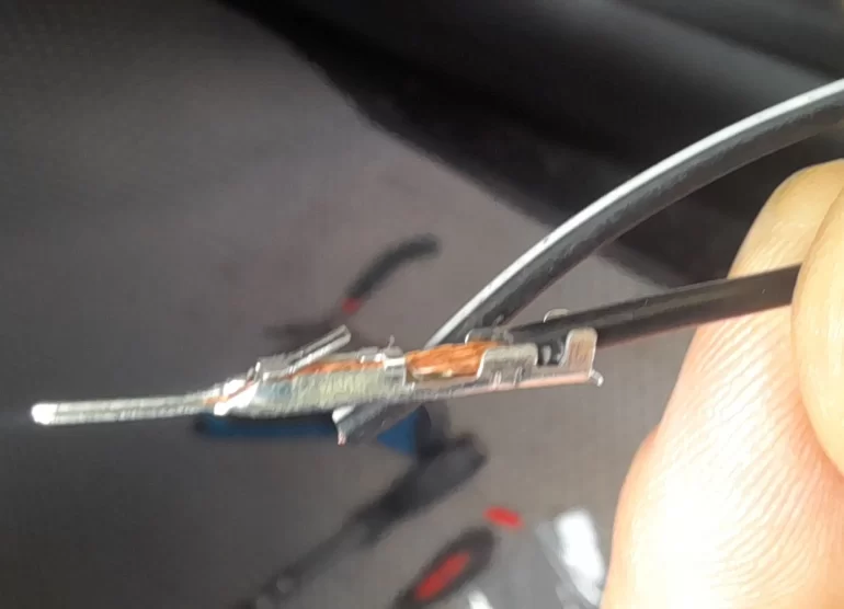 1 из 8 контактов колодки (8-pin разъёма) для подсоединения к заводской проводке АвтоВАЗа — Lada Vesta NG