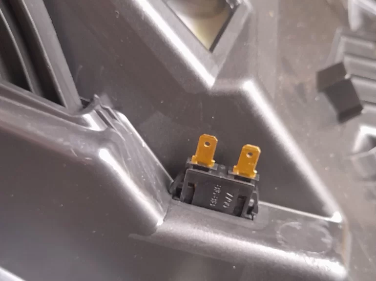 Контакты выключателя освещения вещевого ящика — Lada Vesta NG