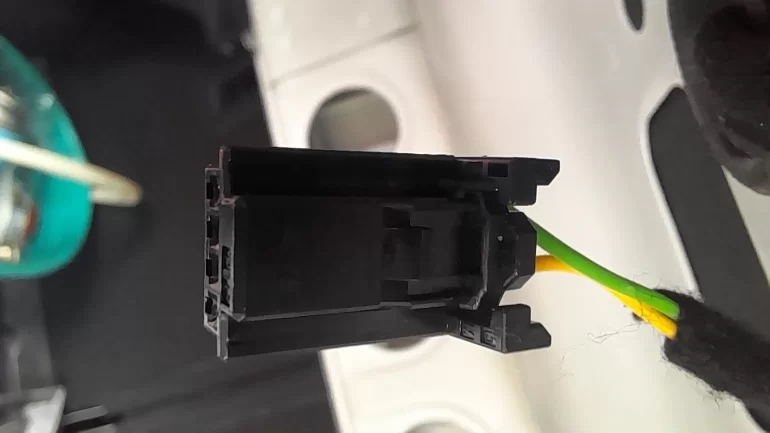 4-pin колодка (разъем) для подключения плафона освещения — Lada Vesta NG