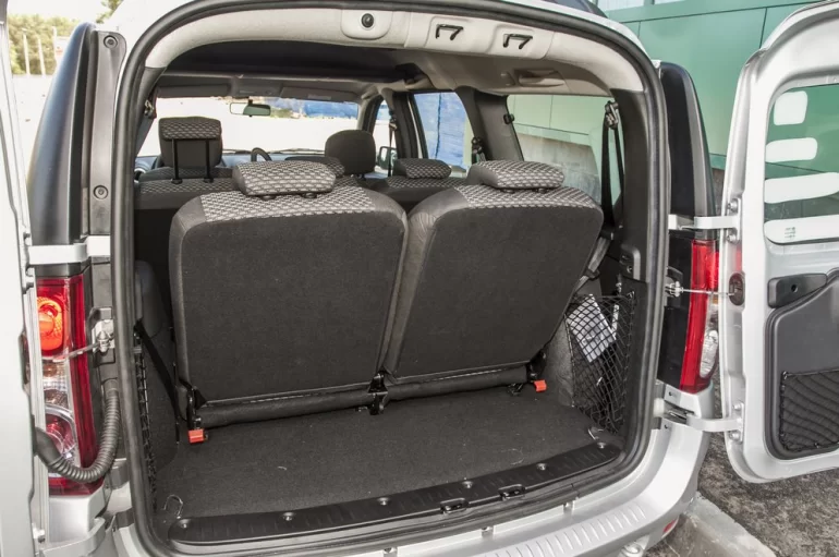 Уплотнители проема задней двери для Lada Largus теперь производятся в РФ