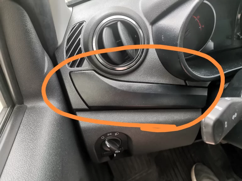 Как снять левую накладку торпедо на Гранте?