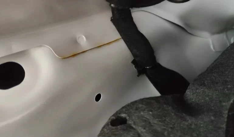 Про гарантийный ремонт ржавчины в багажнике Lada Vesta NG Про гарантийный ремонт ржавчины в багажнике Lada Vesta NG