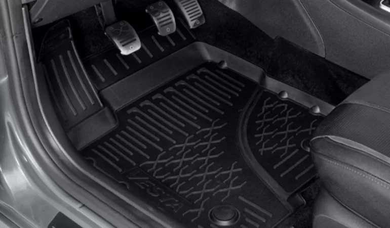 Откуда вода под водительским ковриком?