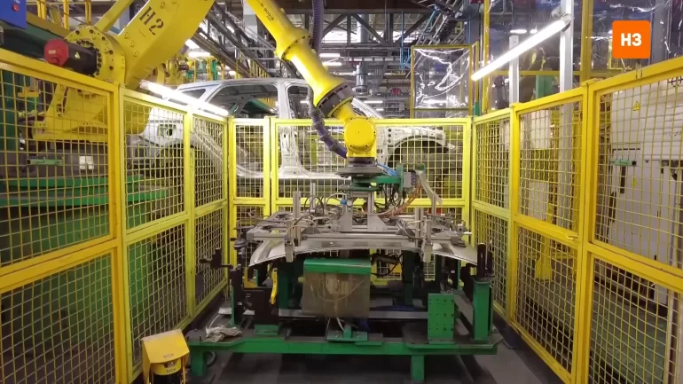 АВТОВАЗ модернизировал пост по установке крыши на Lada Vesta АВТОВАЗ модернизировал пост по установке крыши на Lada Vesta