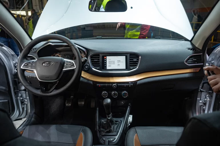 При нажатии сцепления скрип под капотом