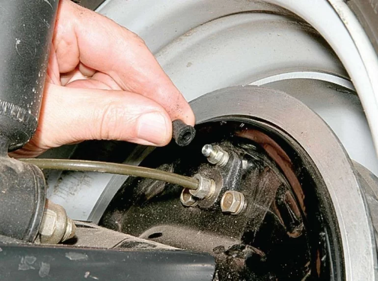 Как определить, вышел ли весь воздух во время прокачки тормозов?