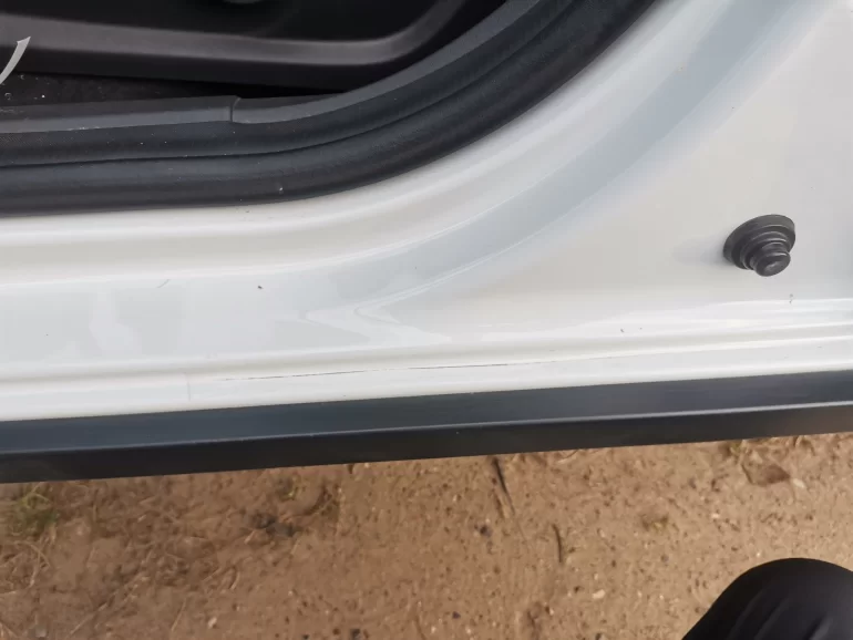 Потерло ЛКП во всех дверных проёмах Весты