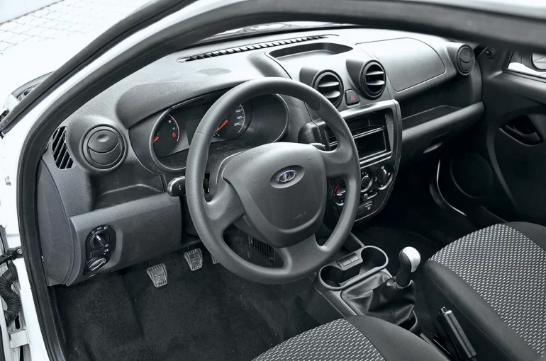 Что звенит в передней панели при заглушенном двигателе?