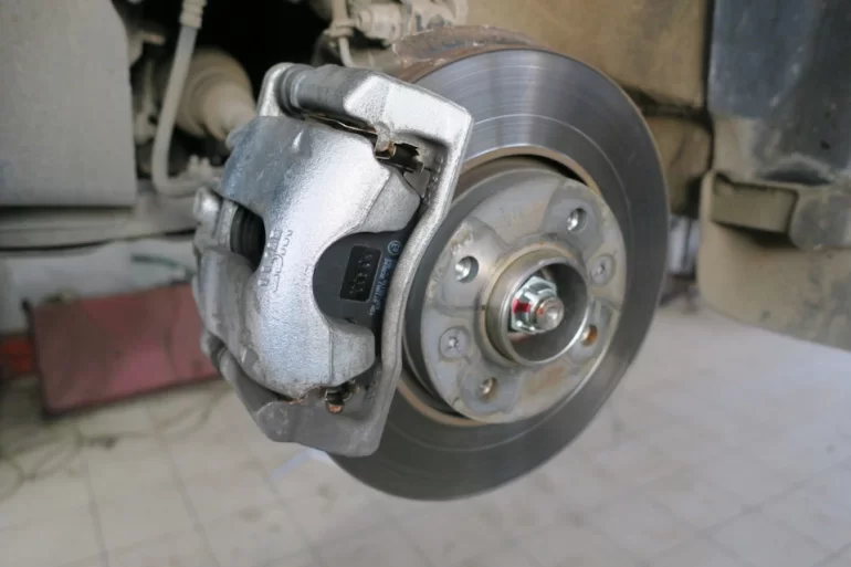 Какой допустимый износ передних тормозных дисков на Весте?