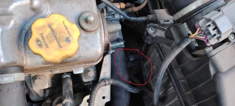 Что должно быть в отмеченном месте на фото?