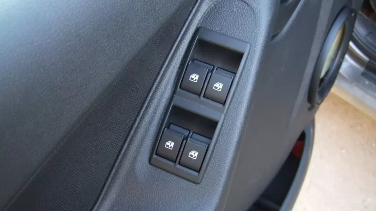 Клинит водительский стеклоподъёмник. Гранта стандарт 24г