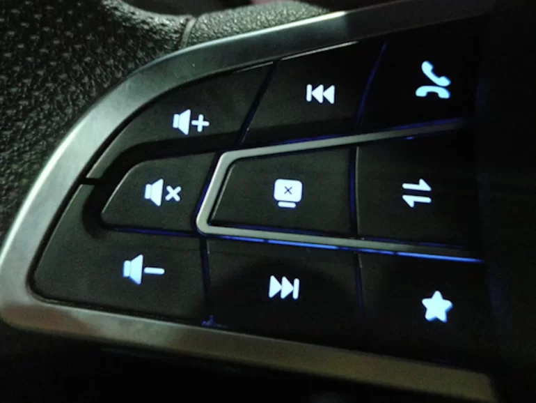 Тускло горят кнопки на руле Lada Vesta NG