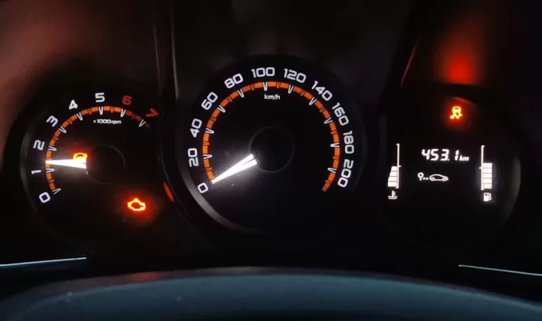 Двигатель уходит в аварийный режим, обороты поднимаются, не реагирует на педаль газа.