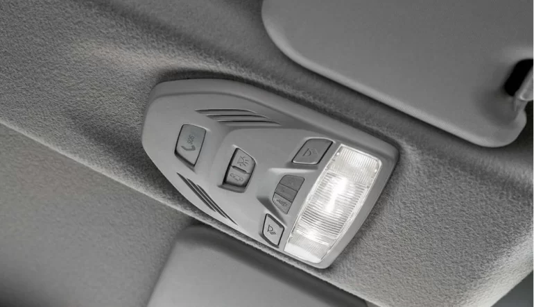 Тускло загорается плафон при открывании двери