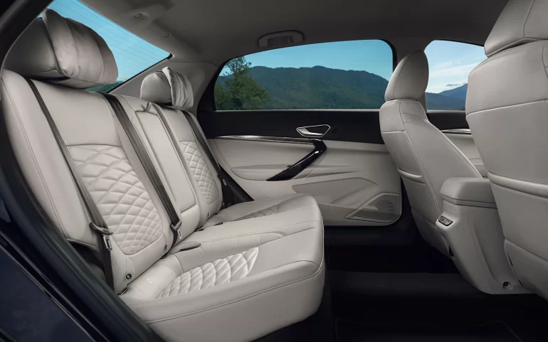 АВТОВАЗ рассказал, почему у Lada Aura сзади бизнес-класс