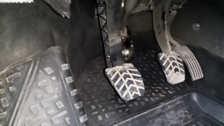 Вредно ли длительное время держать сцепление выжатым?