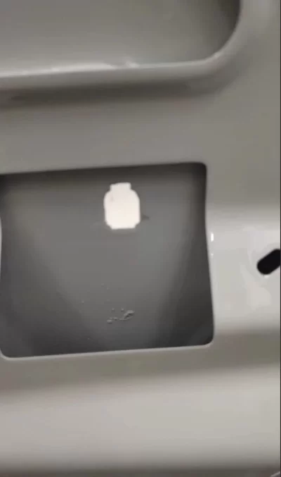 Геометрия посадочного места. Отверстие справа - для клипсы держателя разъема