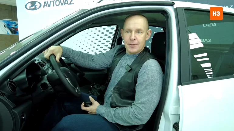 АВТОВАЗ вручил автомобиль очередному сотруднику, который участвовал в СВО