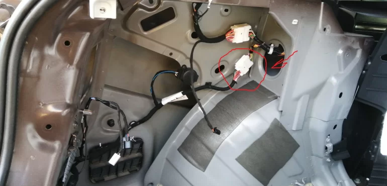 Ищу наименование разъема в багажнике Весты