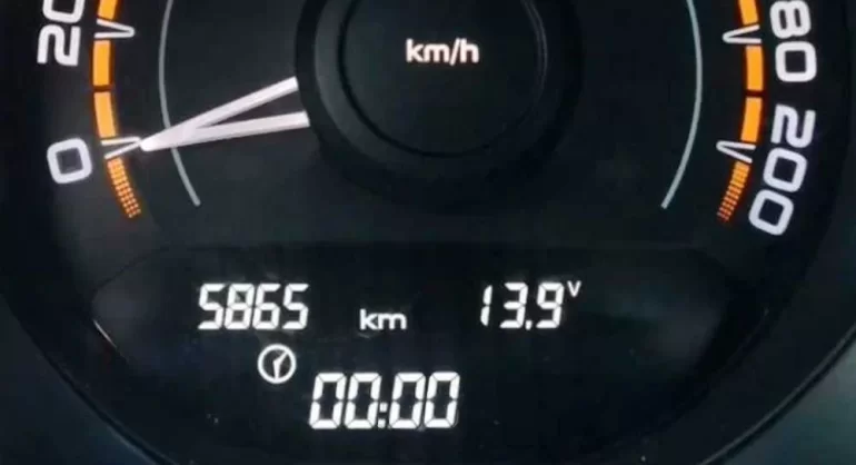Сбрасывается время и суточный пробег на панели приборов Vesta