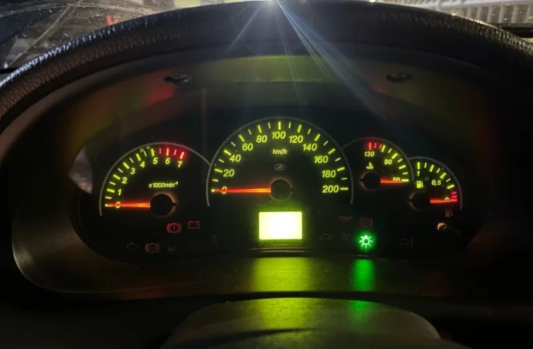 Не работает приборная панель, кроме подсветки и поворотников